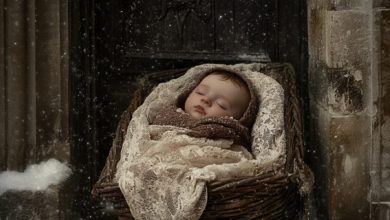 Zostawiono go na progu schroniska w starym kufrze, ale starsza opiekunka postanowiła stać się dla malucha rodziną