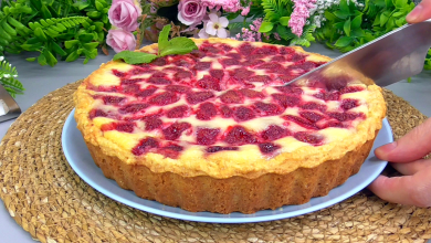 Bardzo delikatne ciasto z kremową teksturą i truskawkowym nadzieniem