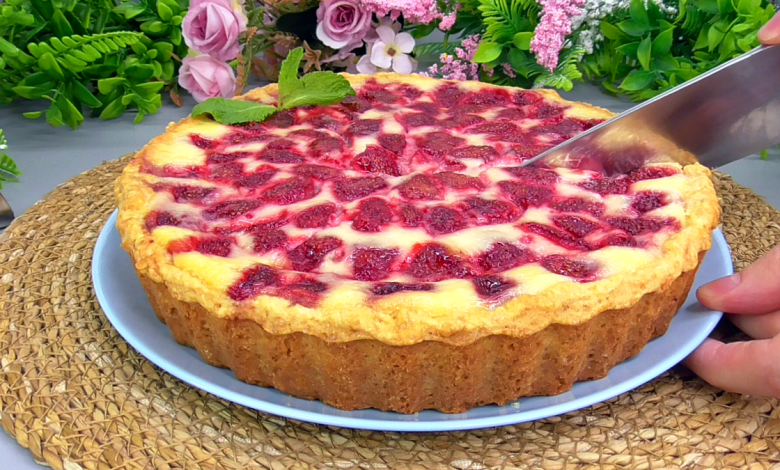 Bardzo delikatne ciasto z kremową teksturą i truskawkowym nadzieniem Bardzo delikatne ciasto z kremową teksturą i truskawkowym nadzieniem