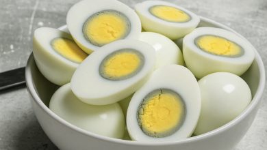 Dlaczego na gotowanych jajkach pojawia się zielony pierścień i jak temu zapobiec