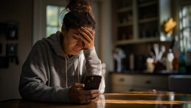 Mąż zadzwonił i powiedział, że zostanie dłużej w pracy… ale kiedy późnym wieczorem wszedł do mieszkania, jego drżące ręce i słowa “musimy porozmawiać” zdradziły coś, co ukrywał przede mną przez wiele lat