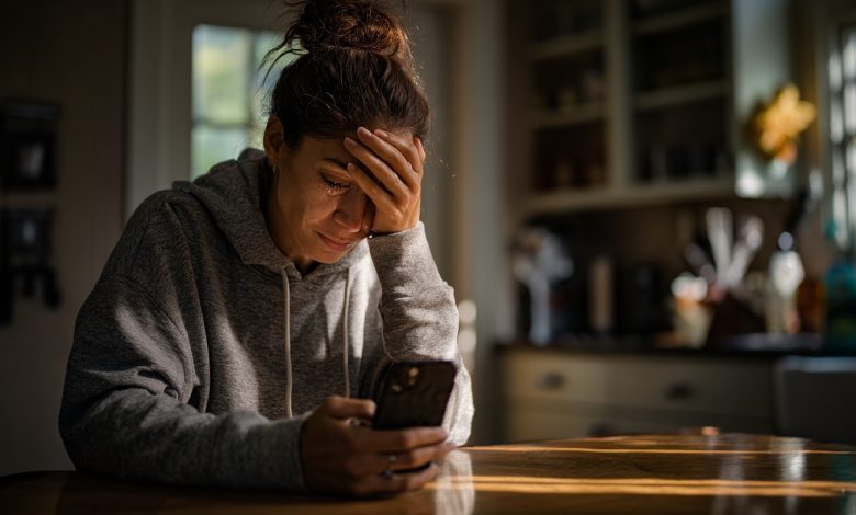 Mąż zadzwonił i powiedział, że zostanie dłużej w pracy… ale kiedy późnym wieczorem wszedł do mieszkania, jego drżące ręce i słowa “musimy porozmawiać” zdradziły coś, co ukrywał przede mną przez wiele lat Mąż zadzwonił i powiedział, że zostanie dłużej w pracy… ale kiedy późnym wieczorem wszedł do mieszkania, jego drżące ręce i słowa “musimy porozmawiać” zdradziły coś, co ukrywał przede mną przez wiele lat