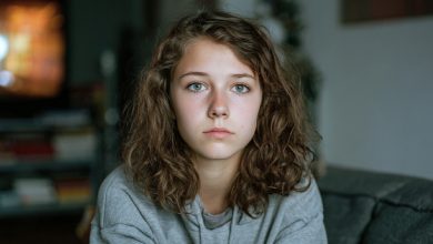 Zawsze myślałam, że znam swoją czternastoletnią córkę… aż do dnia, kiedy w szkole otworzyli jej plecak i zobaczyłam coś, co sprawiło, że nogi się pode mną ugięły