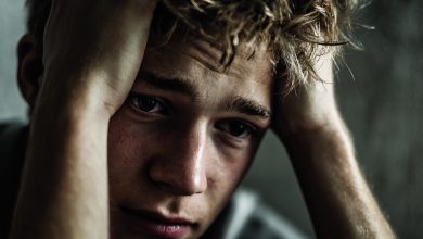 Czekałam na syna całą noc, a kiedy w końcu wszedł do mieszkania, jego oczy były czerwone, a ręce drżały. Usiadł naprzeciwko i powiedział…