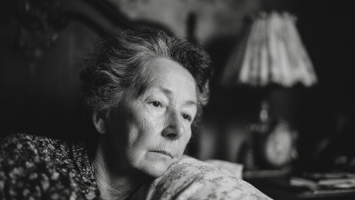 Opiekowałam się mamą po udarze, rozmawiałam z nią codziennie… i nagle usłyszałam wyznanie, które zmieniło całe moje życie…