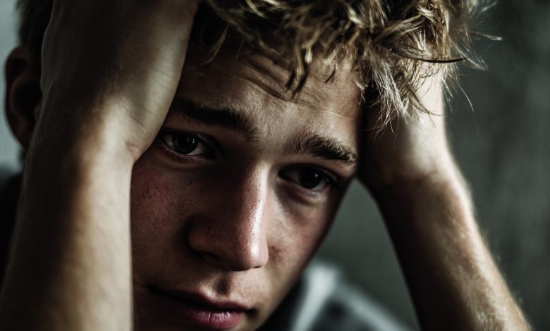 Czekałam na syna całą noc, a kiedy w końcu wszedł do mieszkania, jego oczy były czerwone, a ręce drżały. Usiadł naprzeciwko i powiedział…