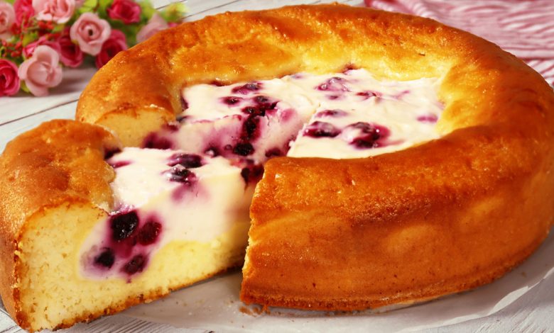 Delikatne ciasto z jagodami. Deser gotowy w 10 minut, który rozpływa się w ustach Delikatne ciasto z jagodami. Deser gotowy w 10 minut, który rozpływa się w ustach