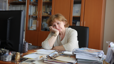 Przez 10 lat uważałam moich kolegów za drugą rodzinę… aż przez przypadek usłyszałam, co mówią o mnie za zamkniętymi drzwiami…