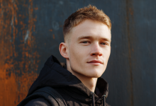Kiedy miałem 12 lat, mama zniknęła z mojego życia na zawsze. Myślałem, że coś jej się stało. Ale po latach babcia opowiedziała mi prawdę… i okazała się zupełnie inna niż się spodziewałem…