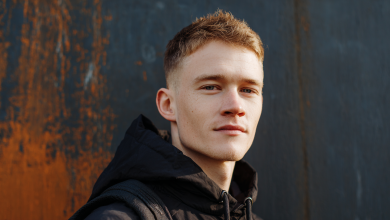 Kiedy miałem 12 lat, mama zniknęła z mojego życia na zawsze. Myślałem, że coś jej się stało. Ale po latach babcia opowiedziała mi prawdę… i okazała się zupełnie inna niż się spodziewałem…