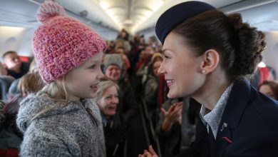 Pilot opóźnił start. Nikt nie wiedział — dlaczego. Jednak jedno zdanie w eterze sprawiło, że cały samolot zamilkł…