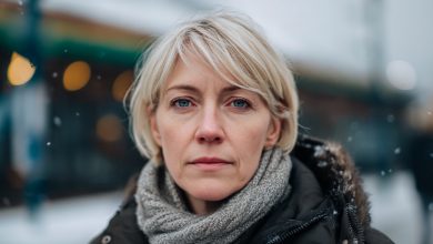 Kobieta obok mnie zablokowała przejście w samolocie, a ja spóźniałam się na następny lot — i zrobiłam coś, czego sama po sobie się nie spodziewałam…