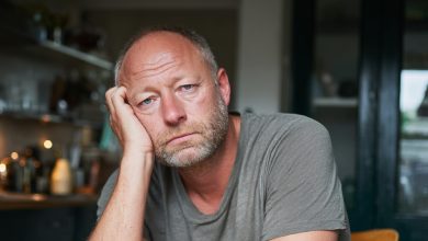 Odszedł do młodszej koleżanki, mówiąc, że «zakochał się»… A po miesiącu wrócił — bo zrozumiał, że życie z nią to nie bajka, a wieczna impreza i brak kolacji