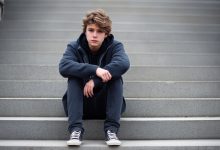 Po rozwodzie pozwoliłam synowi zamieszkać z ojcem – to był jego wybór. Jednak kiedy zobaczyłam go po kilku miesiącach, zrozumiałam, że popełniłam wielki błąd