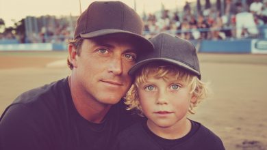 Minęły dwa lata, odkąd odeszła moja żona — wczoraj mój syn powiedział, że widział ją w szkole. Dziś pojechałem po niego… i to, co zobaczyłem, zmieniło wszystko…