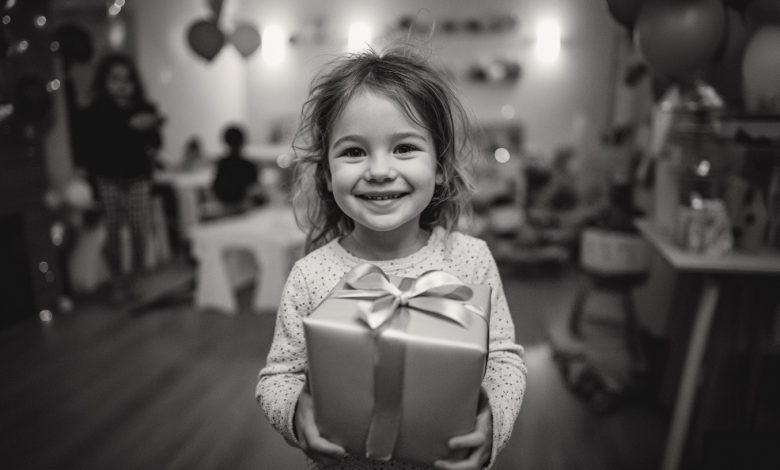 Były mąż przyszedł na urodziny naszej córki z ogromnym pudełkiem. Córka piszczała z radości. Ale potem powiedział jedno zdanie… i święto zakończyło się łzami… Były mąż przyszedł na urodziny naszej córki z ogromnym pudełkiem. Córka piszczała z radości. Ale potem powiedział jedno zdanie… i święto zakończyło się łzami…