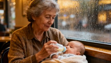 Pewnego deszczowego dnia weszłam do kawiarni, aby nakarmić płaczącą wnuczkę, ale zamiast ciepła spotkałam się z falą negatywu…i nagle w naszą stronę padł ostry męski głos — po jego słowach w kawiarni zapanowała cisza…
