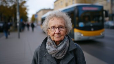 Na przystanku starsza pani płakała do telefonu: «Wnuczku, oczywiście, że przeleję…» — ale to, co stało się później, mnie oszołomiło… Na przystanku starsza pani płakała do telefonu: «Wnuczku, oczywiście, że przeleję…» — ale to, co stało się później, mnie oszołomiło…