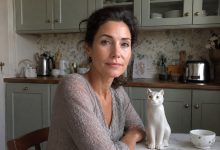 Przez przypadek stłukłam prezent od teściowej porcelanowego kota — i odkryłam coś, czego wcale się nie spodziewałam…