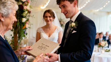 Kiedy mój wnuk się ożenił, mogłam podarować mu tylko rodzinny album ze zdjęciami, ale jego reakcja na mój prezent sprawiła, że płakałam…