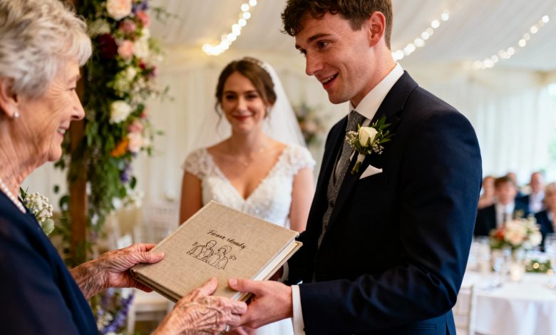 Kiedy mój wnuk się ożenił, mogłam podarować mu tylko rodzinny album ze zdjęciami, ale jego reakcja na mój prezent sprawiła, że płakałam…