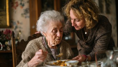 Opiekowałam się swoją macochą, a jej własny syn nawet nie odbierał telefonów… To on jednak pierwszy zaatakował mnie po pogrzebie — z powodu tego, co znalazł w jej rzeczach