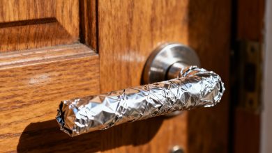 Niespodziewany powód, dla którego owinęłam klamkę sąsiadów folią
