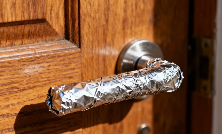 Niespodziewany powód, dla którego owinęłam klamkę sąsiadów folią