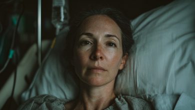 Zemdlałam na ulicy. Obudziłam się w szpitalu — obok siedział nieznajomy, trzymał mnie za rękę. Wezwał karetkę i przyjechał ze mną. Po godzinie przyszedł mój mąż. Zobaczył tego mężczyznę — i zbladł… Okazało się, że ten mężczyzna…