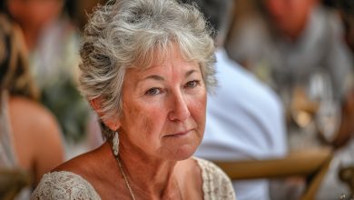 Na weselu mojego syna przydzielono mi miejsce na samym końcu sali, jakbym była przypadkową znajomą, a nie jego matką. A potem wydarzyło się coś, na co nikt z nas nie był gotowy…