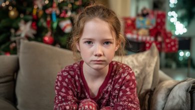 «Nie zamierzam wręczać wnuczce prezentów», — powiedziała teściowa naszej przybranej córce podczas rodzinnego święta. Wieczorem podjęliśmy działania, a już rano była najukochańszą babcią z prezentami…