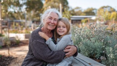 Moja córka z mężem wyjechali w podróż, zostawiając mnie, bym opiekowała się wnuczką. Kiedy kładłam ją spać, szepnęła mi pytanie, które rozdarło mi serce…