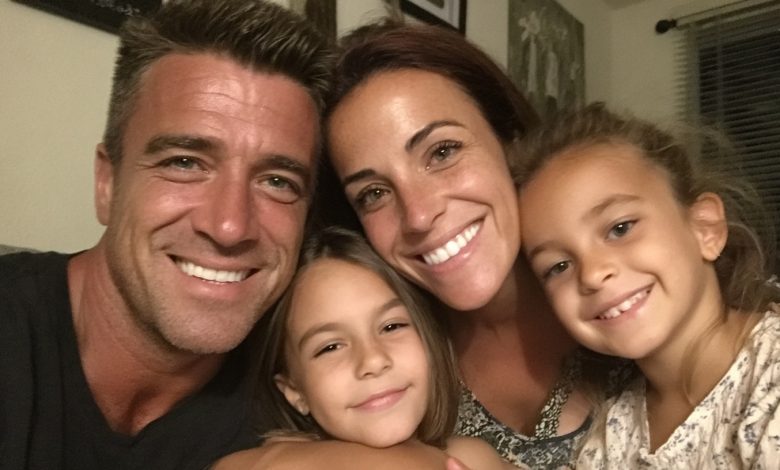 Przez piętnaście lat mąż mówił, że zarobki są niskie, a ja oszczędzałam na wszystkim. Przypadkowo znalazłam rachunki za wynajem drugiego mieszkania i pojechałam pod ten adres. To, co tam zobaczyłam, zniszczyło moje życie… Przez piętnaście lat mąż mówił, że zarobki są niskie, a ja oszczędzałam na wszystkim. Przypadkowo znalazłam rachunki za wynajem drugiego mieszkania i pojechałam pod ten adres. To, co tam zobaczyłam, zniszczyło moje życie…