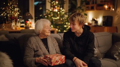 Wnuk nagle zaczął interesować się moją przeszłością — przychodził, zapisywał, dopytywał. Myślałam, że to szkolny projekt. Ale na moje siedemdziesiąte urodziny wręczył mi prezent, który zmienił wszystko…