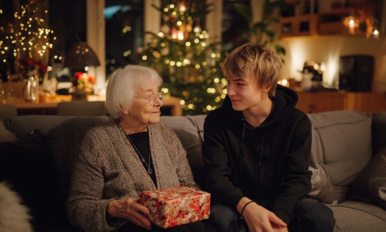 Wnuk nagle zaczął interesować się moją przeszłością — przychodził, zapisywał, dopytywał. Myślałam, że to szkolny projekt. Ale na moje siedemdziesiąte urodziny wręczył mi prezent, który zmienił wszystko…