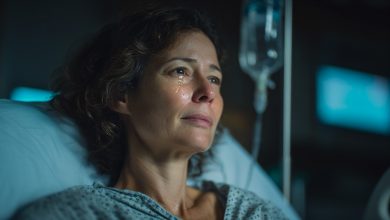 Mam pięćdziesiąt lat i trafiłam do szpitala z poważną diagnozą. Mąż z dziećmi pojechali na wakacje: “Zdrowiej, my odpoczniemy”. Leżałam sama po operacji i wtedy wykonałam jeden telefon. Tylko jeden. I ten telefon zmienił absolutnie wszystko…