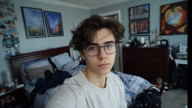 Mój piętnastoletni syn zaczął zostawać po szkole każdego dnia. Mówił — biblioteka, trening, korepetytor. Byłam dumna z jego odpowiedzialności. Aż do momentu, kiedy zadzwonił do mnie dyrektor szkoły i zapytał: “Dlaczego pana syn opuszcza lekcje przez ostatnie dwa miesiące? …”