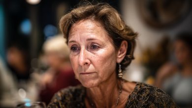 Przyszłam poznać rodziców synowej w prostej, niedrogiej sukience… i właśnie wtedy zrozumiałam, kto w tej rodzinie potrafi szanować ludzi, a kto tylko sprawia takie wrażenie