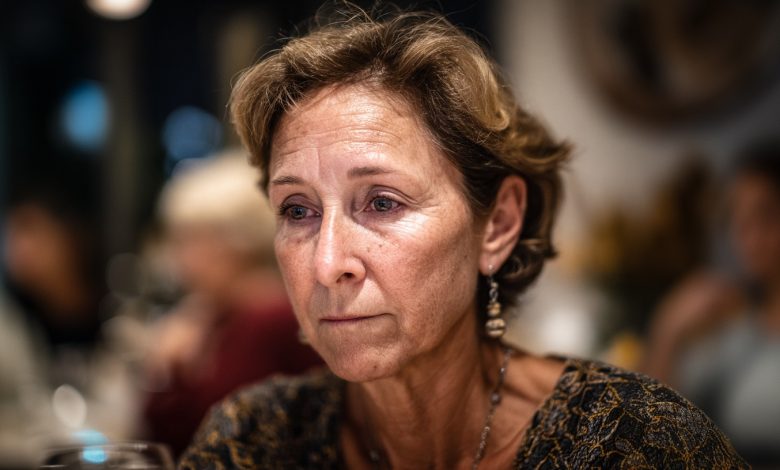 Przyszłam poznać rodziców synowej w prostej, niedrogiej sukience… i właśnie wtedy zrozumiałam, kto w tej rodzinie potrafi szanować ludzi, a kto tylko sprawia takie wrażenie