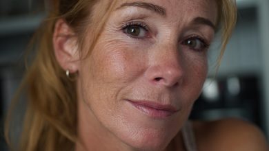 Wtargnęłam do pokoju syna, myśląc, że zastanę go z dziewczyną podczas czegoś niewłaściwego. To, co zobaczyłam, sprawiło, że poczułam się jak kompletna idiotka