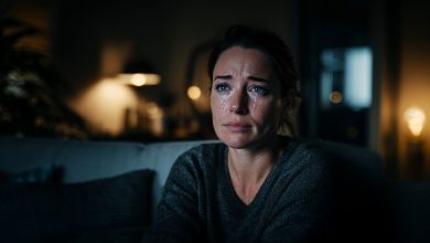 Córka zadzwoniła do mnie we łzach: “Mamo, przyjeżdżaj szybko, jest mi źle.” Porzuciłam wszystko, przybiegłam przez pół miasta. Otworzyłam drzwi swoim kluczem i zobaczyłam coś, czego się nie spodziewałam. Okazało się, że nie zadzwoniła do mnie bez powodu…