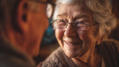 W sanatorium poszłam na wieczór tańców — i zamarłam, gdy nieznajomy wyciągnął do mnie rękę. Serce rozpoznało go wcześniej niż mój umysł…