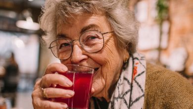 Zamożni krewni męża zaprosili moją mamę emerytkę na urodziny do restauracji i, jak zwykle, “zapomnieli” portfeli. Ale ona ich nauczyła takim sposobem, że teraz już nas nie zapraszają…