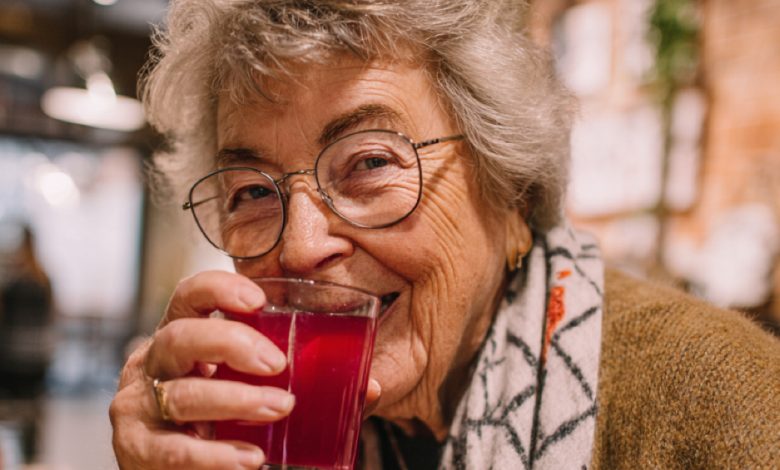 Zamożni krewni męża zaprosili moją mamę emerytkę na urodziny do restauracji i, jak zwykle, “zapomnieli” portfeli. Ale ona ich nauczyła takim sposobem, że teraz już nas nie zapraszają…
