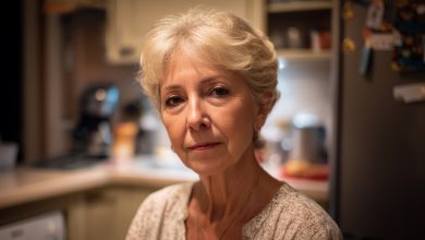 Przyjechałam do syna w odwiedziny, żeby pobawić się z wnukiem. Trzeciego dnia syn posadził mnie w kuchni i powiedział: “Mamo, zjadasz za dużo”. Łzy napłynęły mi do oczu. Czy to moja wina, że jego żona …