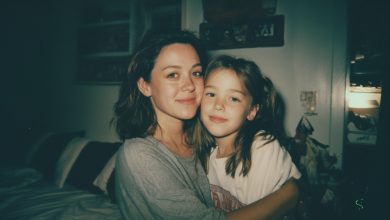 Mama zostawiła mnie, gdy miałam 8 lat, i przez długie lata udawała, że dla niej nie istnieję. Ale pewnego dnia zadzwoniła — i jej słowa wywróciły do góry nogami wszystko, w co wierzyłam…