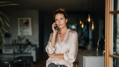 Mąż wyjechał na tydzień w delegację. Postanowiłam zrobić mu niespodziankę — przygotować na jego powrót to danie, które robi jego mama i które uwielbia od dzieciństwa. Zadzwoniłam do teściowej, poprosiłam o przepis. Była zaskoczona: „Jaka delegacja?” I powiedziała mi coś, co sprawiło, że ziemia usunęła mi się spod nóg…