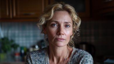 Teściowa poprosiła mnie o zamówienie zestawu talerzy przez internet i obiecała zwrócić pieniądze. Zamówiłam. Potem poprosiła o noże. Potem o kieliszki. Kiedy przypomniałam o pieniądzach, mąż wrócił do domu wściekły i powiedział…