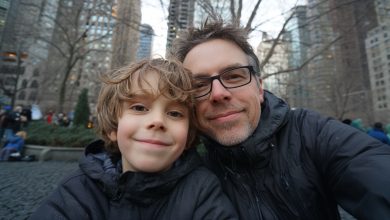 Żona mnie zostawiła mnie i naszego 4-letniego syna z autyzmem, a po dwóch latach zjawiła się cała we łzach z torbą prezentów i przeprosinami. Wziąłem od niej torbę, spojrzałem jej w oczy i…