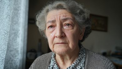 Przez 15 lat oddawałam połowę swojej emerytury synowi — mówił, że ledwo wiąże koniec z końcem. Pewnego razu przypadkowo zajrzałam na jego stronę w mediach społecznościowych. Zobaczyłam tam zdjęcia, które wyjaśniły, gdzie trafiały moje pieniądze przez te wszystkie lata…